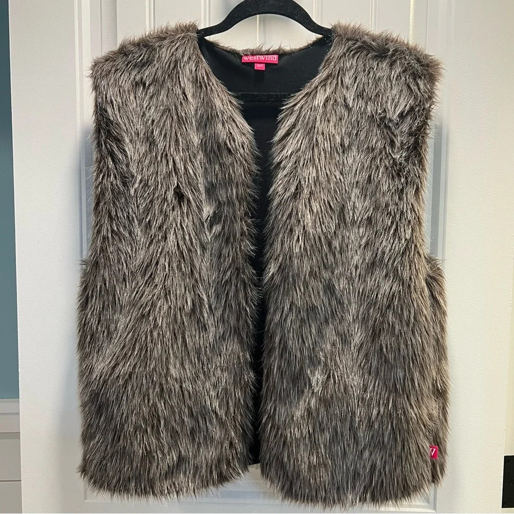 WestWind Faux Fur Vest. Size Medium/Large.‎